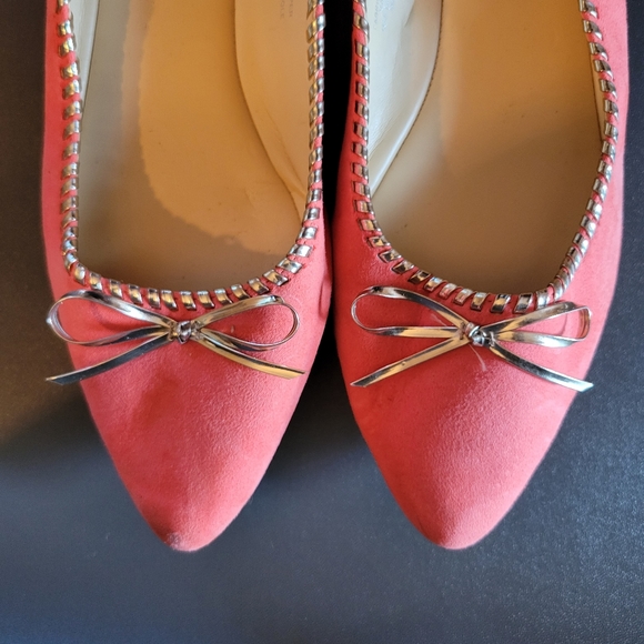 Crown & Ivy Coral and Gold Pointed Toe Flats Sz 8.5 - Picture 2 of 7